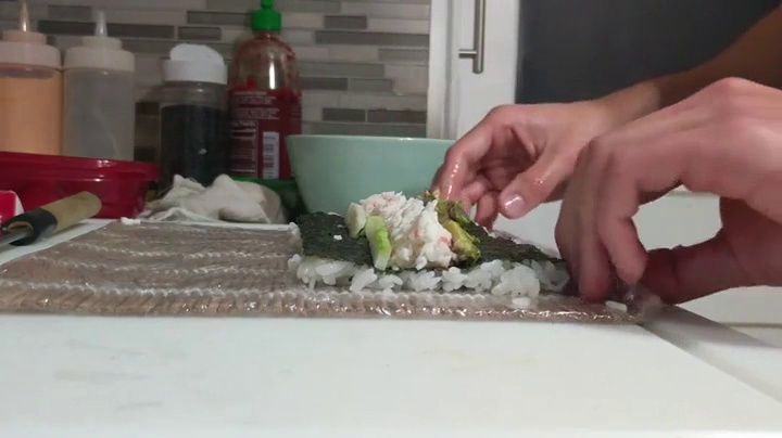 how to use a rice paddle for sushi